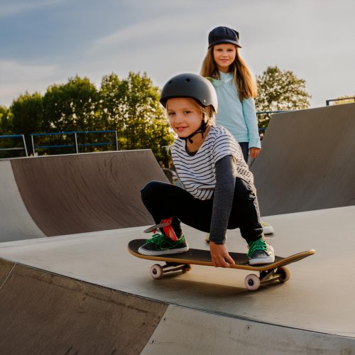 Firefly Crianças andando em skate em skatepark 60923